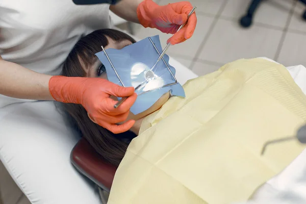 Woman Dental Chair Girl Puts Filling Tooth Beauty Treats Her — Zdjęcie stockowe
