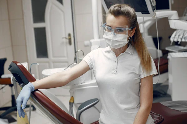 Médico Gafas Mujer Mirando Camera Dentista Está Esperando Paciente —  Fotos de Stock