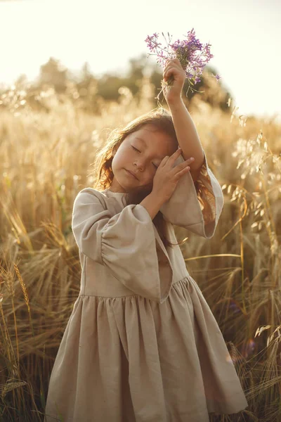 Dziecko Letnim Polu Dziewczynka Uroczej Brązowej Sukience — Zdjęcie stockowe