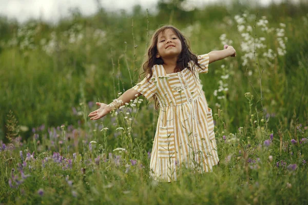 Criança Num Campo Verão Menina Vestido Bonito — Fotografia de Stock