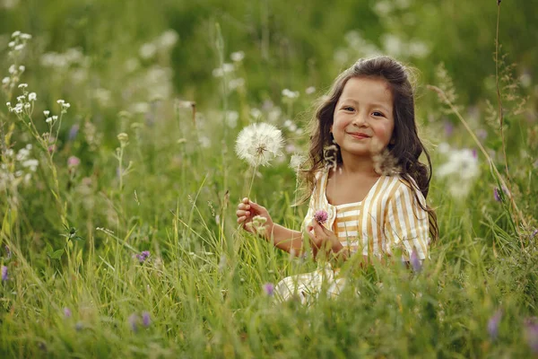 Criança Num Campo Verão Menina Vestido Bonito — Fotografia de Stock