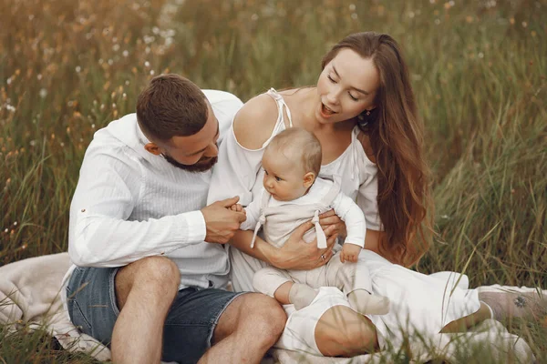 Parents Daughter Family Field Newborn Girl Woman White Dress — 스톡 사진