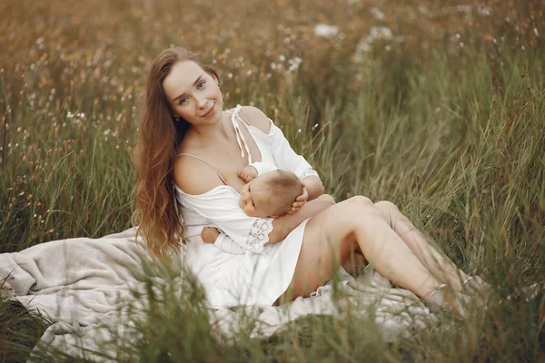 Mother Daughter Family Field Newborn Girl Woman White Dress — Fotografie, imagine de stoc