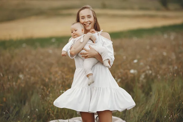 Мать Дочерью Семья Поле Новорожденная Девочка Женщина Белом Платье — стоковое фото