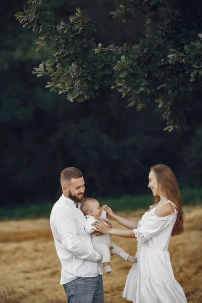 Parents Daughter Family Field Newborn Girl Woman White Dress —  Fotos de Stock