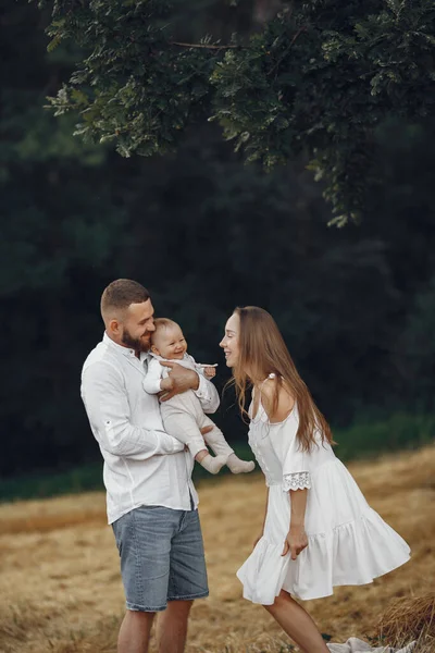 Parents Avec Leur Fille Famille Dans Champ Une Nouvelle Née — Photo