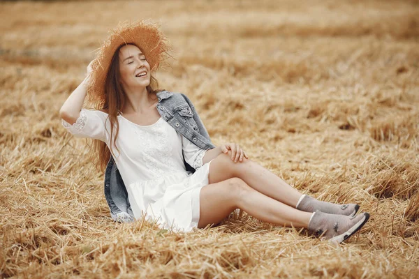 Femme Dans Champ Été Dame Robe Blanche Fille Sur Fond — Photo