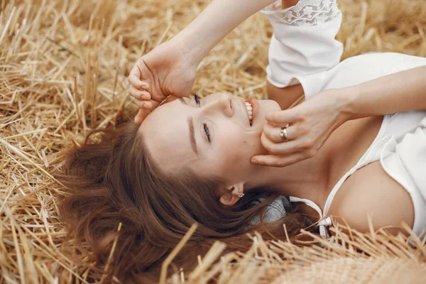 Femme Dans Champ Été Dame Robe Blanche Fille Sur Fond — Photo