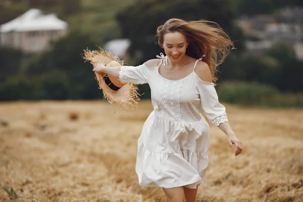 Yaz Tarlasında Bir Kadın Beyaz Elbiseli Kadın Günbatımı Geçmişinde Bir — Stok fotoğraf