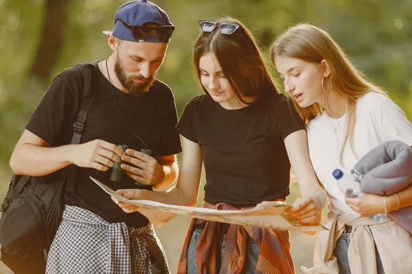 Dobrodružství Cestování Cestovní Ruch Turistika Lidé Koncept Skupina Usměvavých Přátel — Stock fotografie