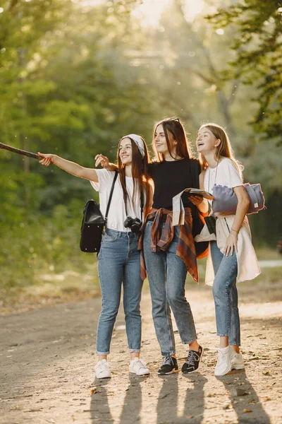 Dobrodružství Cestování Cestovní Ruch Turistika Lidé Koncept Tři Dívky Lese — Stock fotografie