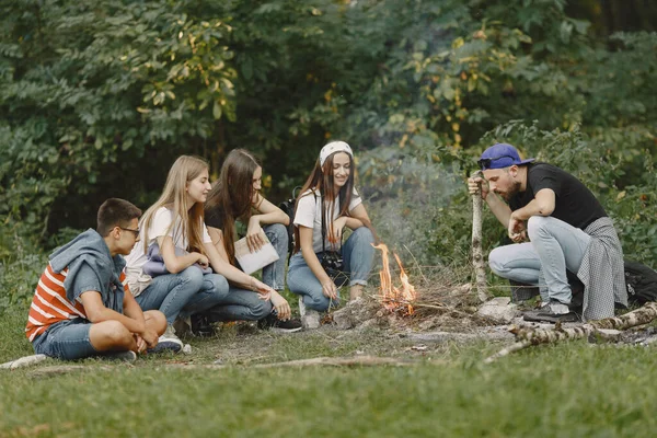 Abenteuer Reisen Tourismus Wandern Und Menschen Konzept Gruppe Lächelnder Freunde — Stockfoto