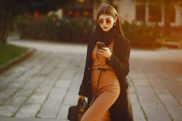 Styligh Donna Utilizza Suo Telefono Cellulare Come Lei Cammina Attraverso — Foto Stock