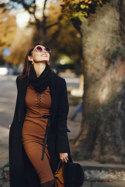 暖かい晴れた秋の日に街を歩くスタイリッシュな女の子 — ストック写真