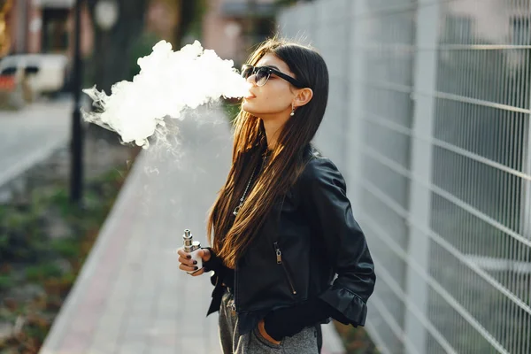 Ragazza Elegante Fumare Una Sigaretta Elettronica Mentre Cammina Città — Foto Stock