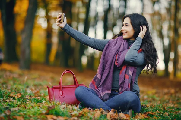 Брюнетка Дівчина Використовує Свій Телефон Вона Розслабляється Парку Протягом Осені — стокове фото