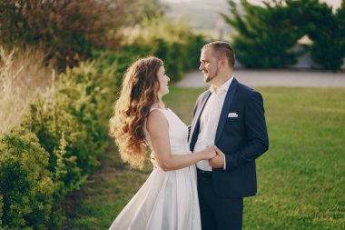 doğada yürüyüş genç erkek ile beyaz elbiseli güzel uzun saçlı gelin