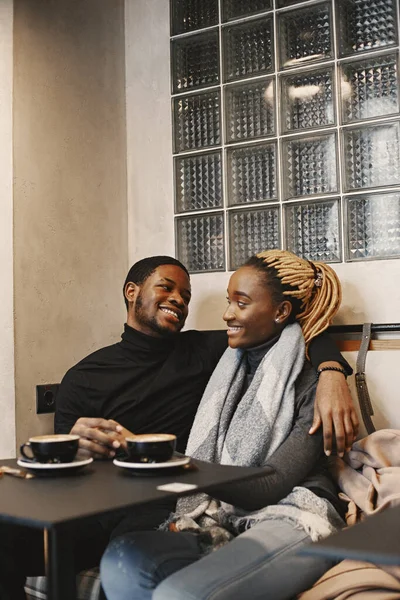 Kafede Iki Genç Insan Afrikalı Çift Birlikte Vakit Geçirmekten Zevk — Stok fotoğraf