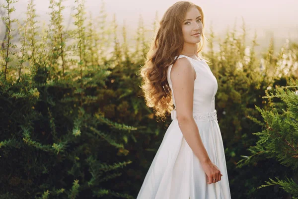 Mooie Langharige Bruid Een Prachtige Witte Jurk Wandelen Natuur — Stockfoto