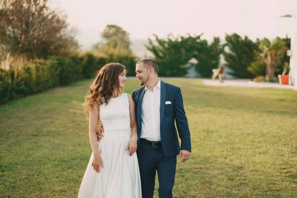 Bela Noiva Cabelos Longos Vestido Branco Com Seu Jovem Caminhando — Fotografia de Stock