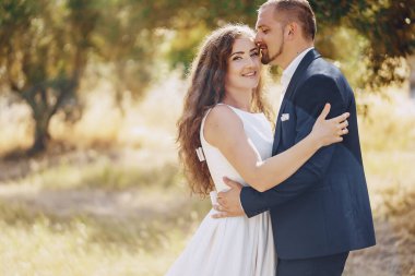 doğada yürüyüş genç erkek ile beyaz elbiseli güzel uzun saçlı gelin