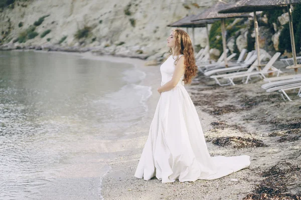 Bella Sposa Dai Capelli Lunghi Magnifico Vestito Bianco Che Cammina — Foto Stock