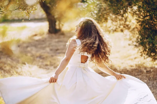Красивая Длинноволосая Невеста Великолепном Белом Платье Гуляющая Природе — стоковое фото