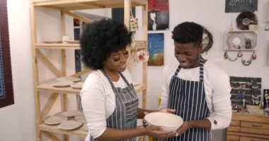 Çömlekçilik dersinde genç bir çift. Yaratıcılık, romantik randevu konsepti.