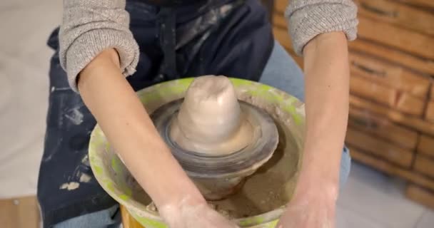 土のろくろに道具を作る 手は形の上に上がります ワークショップでは手作りの女性の手 両手で花瓶を作る — ストック動画