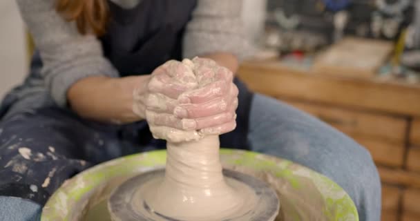 Çömlekçi Çarkında Kap Kacak Yaratmak Eller Şeklin Üstüne Atölyede Yapımı — Stok video