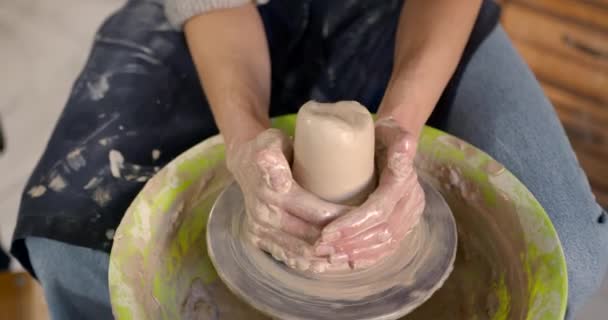 Çömlekçi Çarkında Kap Kacak Yaratmak Eller Şeklin Üstüne Atölyede Yapımı — Stok video