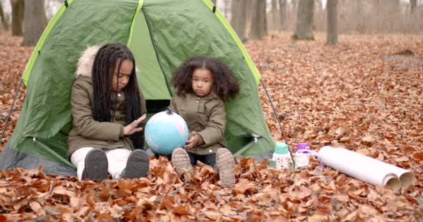 Little Kids Explorers Two American Mized Race Girls Looking Globe — Stockvideo