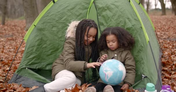 Little Kids Explorers Two American Mized Race Girls Looking Globe — ストック動画