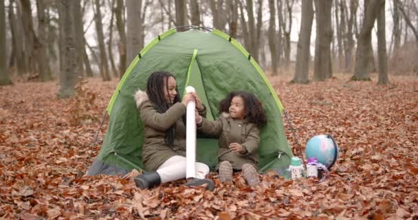 Children Checking Map Explore Find Directions Camping Jungle Nature Adventure — ストック動画