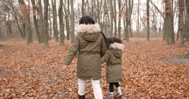 Podzimní Den Lese Dvě Holky Chodí Listí Hrají Stanu Táboření — Stock video