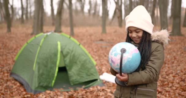 Little Girl Globe Autumn Forest Explorer Travelling Concept — ストック動画