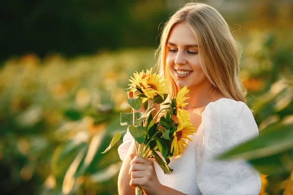 Porträt Einer Jungen Schönen Blonden Frau Sonnenblumenfeld Gegenlicht Sommerliches Landschaftskonzept — Stockfoto