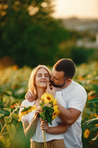 Junges Liebespaar Küsst Sich Einem Sonnenblumenfeld Porträt Eines Paares Posiert — Stockfoto