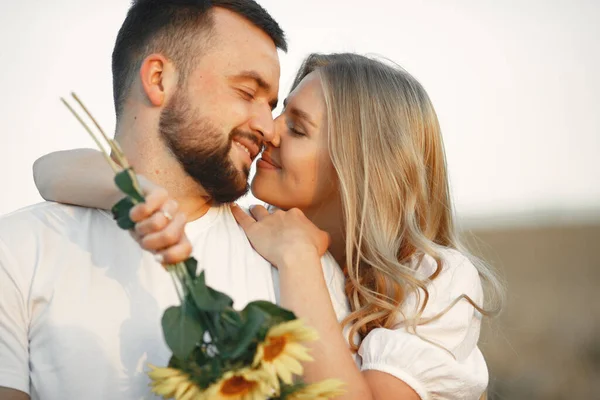 Junges Liebespaar Küsst Sich Einem Sonnenblumenfeld Porträt Eines Paares Posiert — Stockfoto