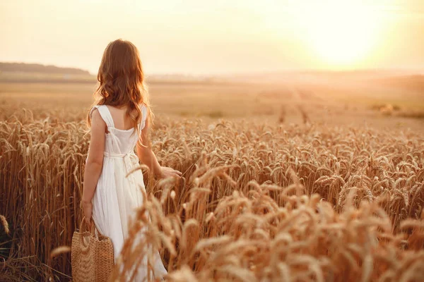 Kind Einem Sommerweizenfeld Kleines Mädchen Einem Süßen Weißen Kleid — Stockfoto