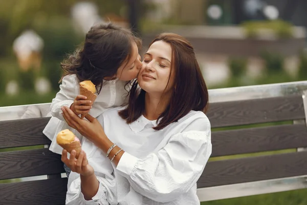 Family City Little Girl Eats Ice Cream Mother Daughter Sitting — Stock Photo, Image