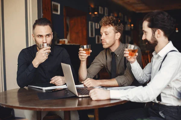 Businessmen Negotiations Men Alcohol Sitting Table Friends Talking — Foto de Stock