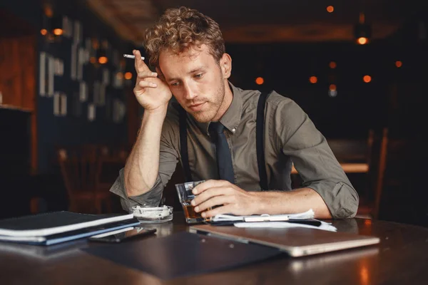 Man Drinks Whiskey Businessman Reads Documents Director Shirt Suspenders — Φωτογραφία Αρχείου