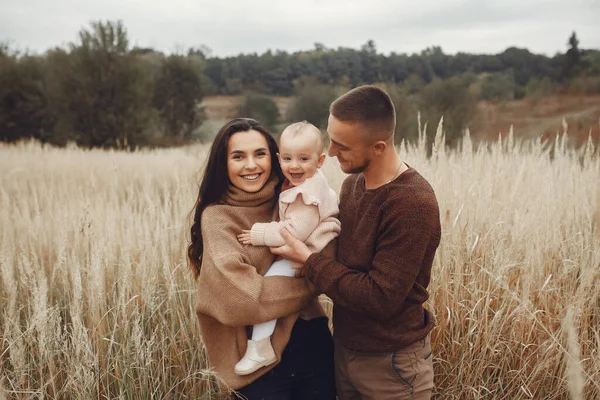 Familie Mit Süßer Kleiner Tochter Vater Braunen Pullover Familie Herbstfeld — Stockfoto