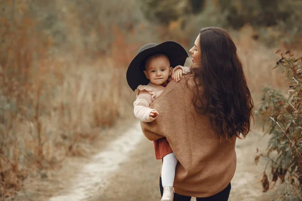 Familie Herbstlichen Park Mutter Braunen Pullover Niedliches Kleines Mädchen — Stockfoto