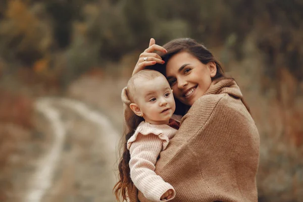 Rodina Podzimním Parku Matka Hnědém Svetru Roztomilá Holčička — Stock fotografie