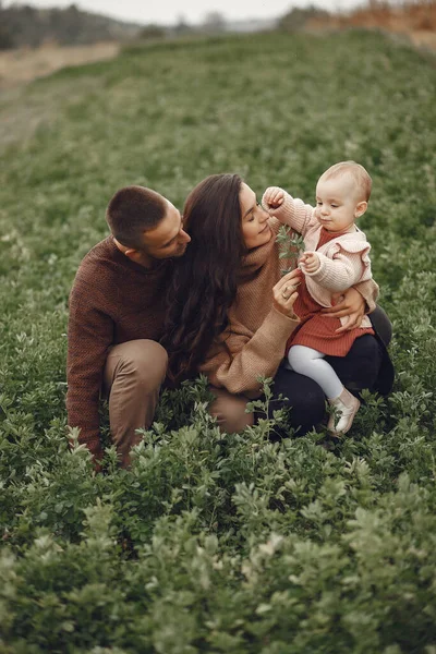 Familia Con Linda Hijita Padre Con Suéter Marrón Familia Campo — Foto de Stock