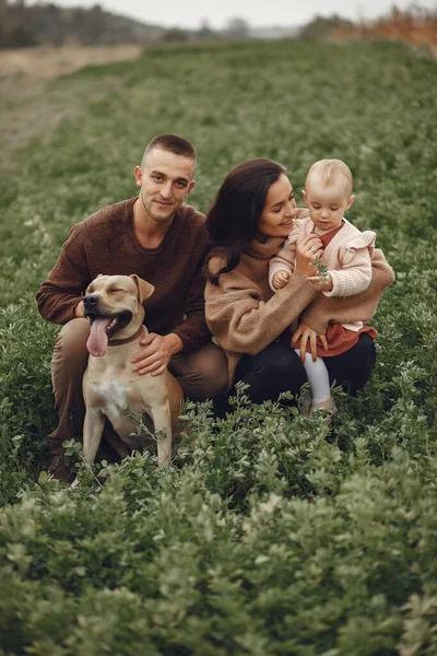 Familie Mit Süßer Kleiner Tochter Vater Braunen Pullover Familie Herbstlichen — Stockfoto