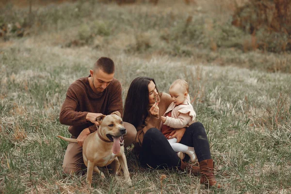 Familj Med Söt Liten Dotter Far Brun Tröja Familj Höstfält — Stockfoto