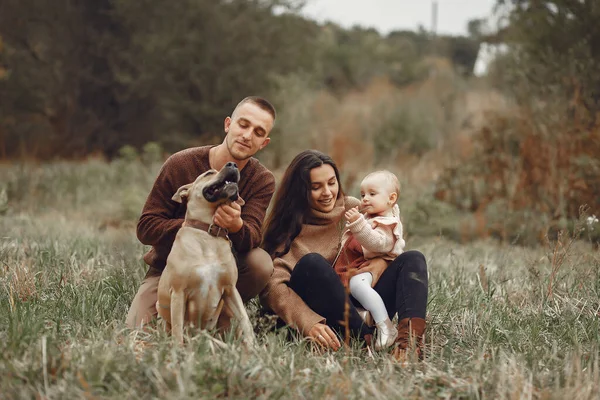 Familia Con Linda Hijita Padre Con Suéter Marrón Familia Campo —  Fotos de Stock